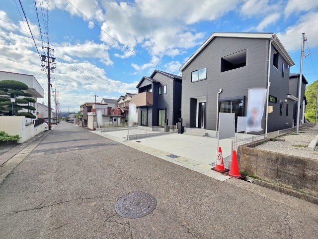 【前面道路含む現地写真】 | 知多市つつじが丘　第1期　６号棟