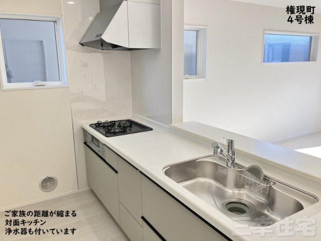 碧南市権現町のキッチン|キッチンから暖かな陽が差しこむリビングに向かってご家族の笑顔を見ながらお料理できる対面キッチンです♪