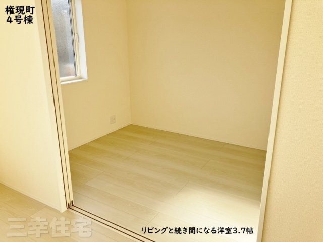 碧南市権現町の洋室|リビングと続き間になる3.7帖洋室。頭のいい子はやっている学習机を置いてリビングのそばで勉強をしてはいかが