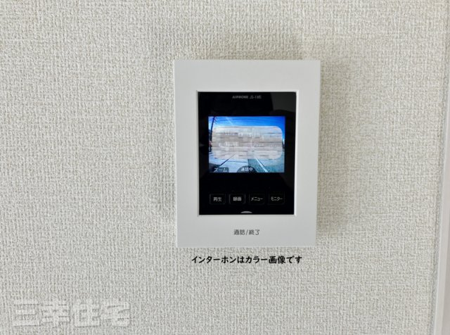 碧南市権現町のセキュリティ|夜の訪問者もカラーでしっかり確認でき、録画をすることも可能です。ズームアップも可能なため、見にくい時でも安心です。また、訪問者がボタンを押さなくても、いつでも玄関先の様子を映像と音でチェックできます