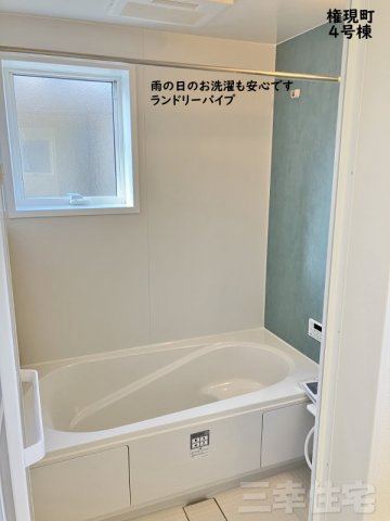 碧南市権現町の浴室|清潔感溢れる浴室。給湯器は自動お湯張機能付き。浴室暖房衣類乾燥機で浴室を温めておけば、ヒートショック対策になりますね