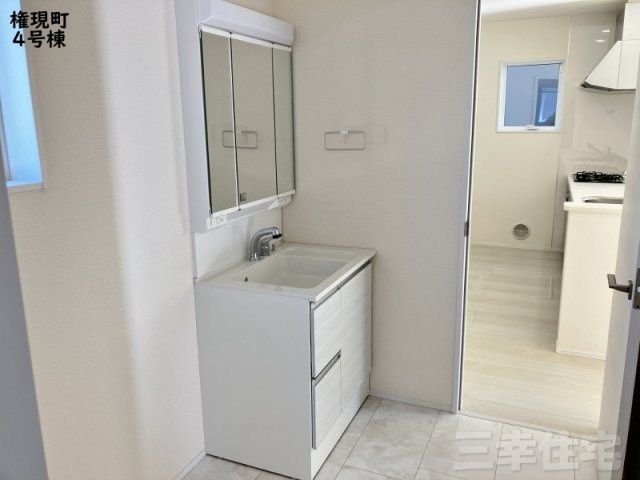 碧南市権現町の洗面所|豊富な収納3面鏡。もちろんシャワー水栓です♪