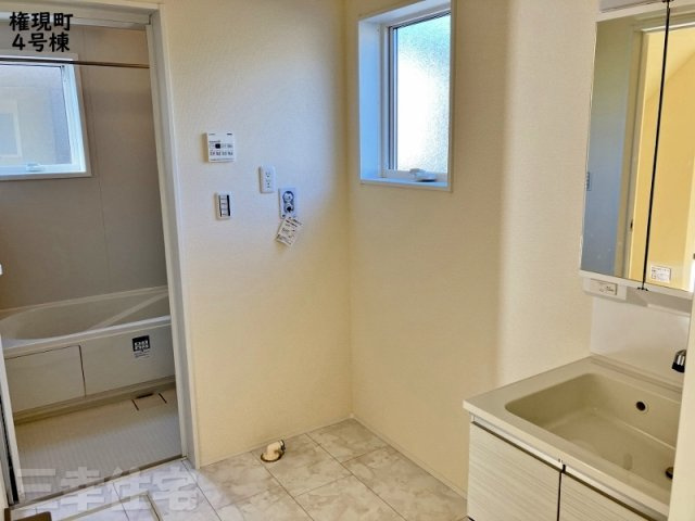 碧南市権現町の脱衣所|広い洗面室には収納棚がおけるスペースが確保されています♪