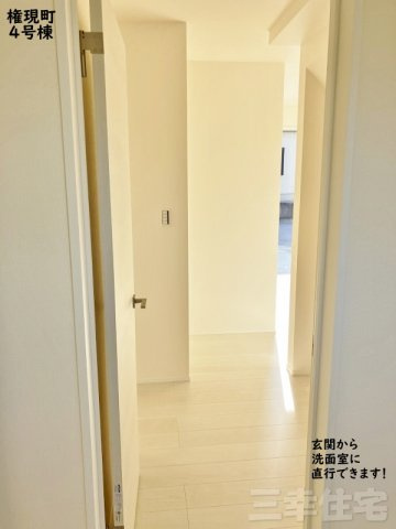 碧南市権現町のその他|玄関からもキッチンからも、どちらからも行ける洗面室。ママ目線の便利な導線を実現しています！
