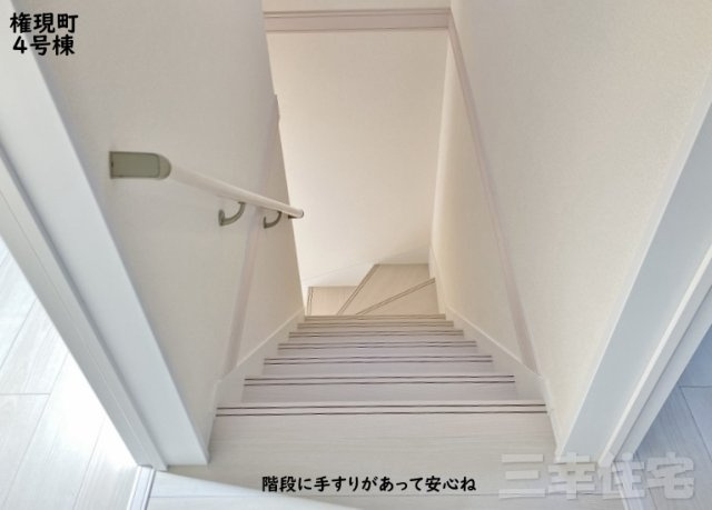 碧南市権現町の設備|階段やトイレには手すりを設置し、転落の防止や体への負担を軽減しています。健康や安全に配慮した安心の住宅を提供しています