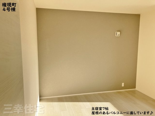 碧南市権現町の寝室|主寝室6.3帖　屋根のあるバルコニーに面しています