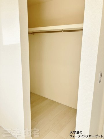 碧南市権現町の収納|主寝室のウォークインクローゼットには扉がありません。荷物の出し入れにわずらわしさが軽減されます