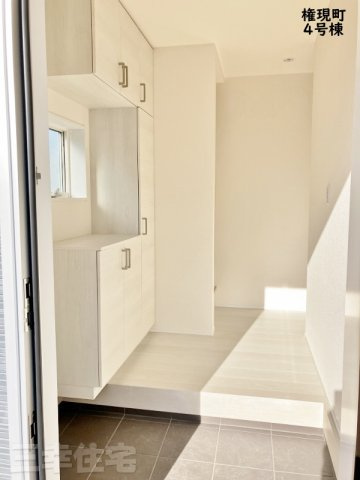 碧南市権現町の玄関|明るく清潔感あるホワイトベースの玄関。収納は、可動棚だからブーツも簡単に収納できます