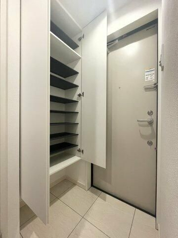 ルオーレ上北沢駅前の玄関