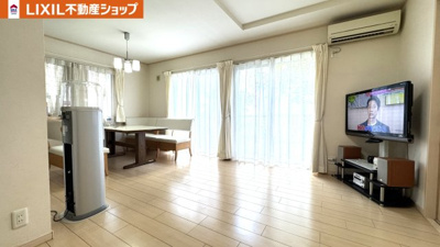 【居間・リビング】 | 久喜市西大輪 中古戸建 | 陽当たりの良いリビング