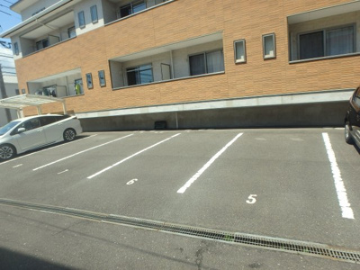 【駐車場】 | クレストウッド | 松島　クレストウッド　1R+ロフト　駐車場