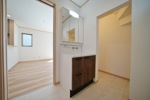 【保土ヶ谷駅徒歩10分、高台×静けさ】20帖LDKのゆとりある住まい】｜仲介手数料無料の独立洗面台|三面鏡付きの洗面化粧台は収納力もあり、洗面まわりをすっきり保てます。横には収納スペースも確保されており、日用品の整理もしやすく、使い勝手に優れた設計です。