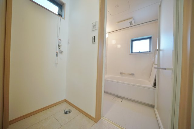 【保土ヶ谷駅徒歩10分、高台×静けさ】20帖LDKのゆとりある住まい】｜仲介手数料無料の独立洗面台|洗面室内に洗濯機置き場を配置し、家事動線に配慮された使いやすい設計。浴室にも近く、洗う・干すの流れもスムーズ。日々の家事負担を軽減してくれる配置です。