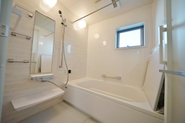 【保土ヶ谷駅徒歩10分、高台×静けさ】20帖LDKのゆとりある住まい】｜仲介手数料無料の浴室|ゆとりある浴槽に加え、明るい窓付きで換気もしやすい浴室。清潔感のあるデザインで、1日の疲れをゆっくり癒せる空間。使い勝手と快適性を兼ね備えたバスルームです。