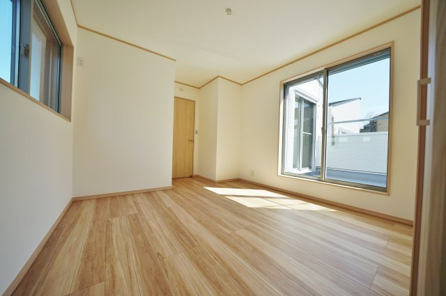 【保土ヶ谷駅徒歩10分、高台×静けさ】20帖LDKのゆとりある住まい】｜仲介手数料無料の洋室|2面採光で明るく風通しの良い6.3帖の洋室。バルコニーにも面しており開放感があり、主寝室としてもゆとりある広さ。家具の配置もしやすく、落ち着いて過ごせる空間です。