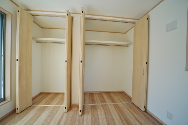 【保土ヶ谷駅徒歩10分、高台×静けさ】20帖LDKのゆとりある住まい】｜仲介手数料無料の収納|奥行きのあるクローゼットを備え、衣類はもちろん季節物もしっかり収納可能。ハンガーパイプ付きで使い勝手も良く、お部屋をすっきりと保てる設計です。