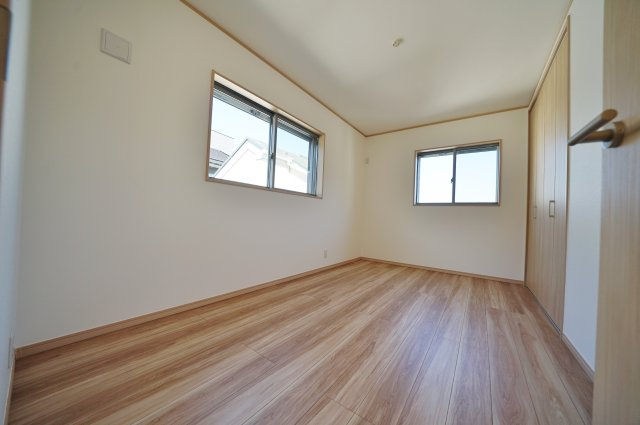 【保土ヶ谷駅徒歩10分、高台×静けさ】20帖LDKのゆとりある住まい】｜仲介手数料無料の洋室|2面採光で明るさと風通しを確保した6.0帖の洋室。子ども部屋や書斎としても使いやすい広さで、家具配置の自由度も高く、ライフスタイルに合わせて活用できます。