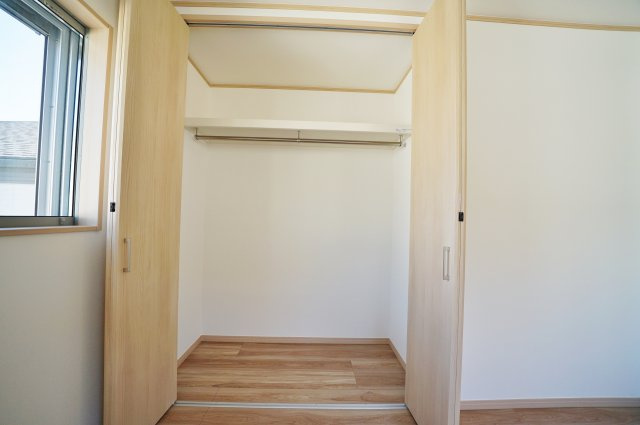 【保土ヶ谷駅徒歩10分、高台×静けさ】20帖LDKのゆとりある住まい】｜仲介手数料無料の収納|使いやすいサイズのクローゼットを設置し、日常使いの衣類や小物をしっかり収納可能。お部屋の広さを有効に使え、すっきりとした空間を保てます。