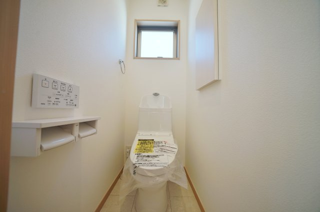 【保土ヶ谷駅徒歩10分、高台×静けさ】20帖LDKのゆとりある住まい】｜仲介手数料無料のトイレ|各階にトイレを設けた使いやすい間取りで、朝の混雑時も安心。窓付きで換気もしやすく、明るく清潔感のある空間。生活動線にも配慮された快適な設備です。