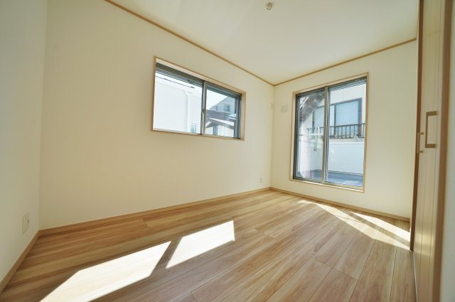 【保土ヶ谷駅徒歩10分、高台×静けさ】20帖LDKのゆとりある住まい】｜仲介手数料無料の洋室|コンパクトながらも使いやすい5.0帖の洋室。子ども部屋や在宅ワークスペースとしても最適で、落ち着いた環境を確保。窓もあり明るさもしっかり感じられます。