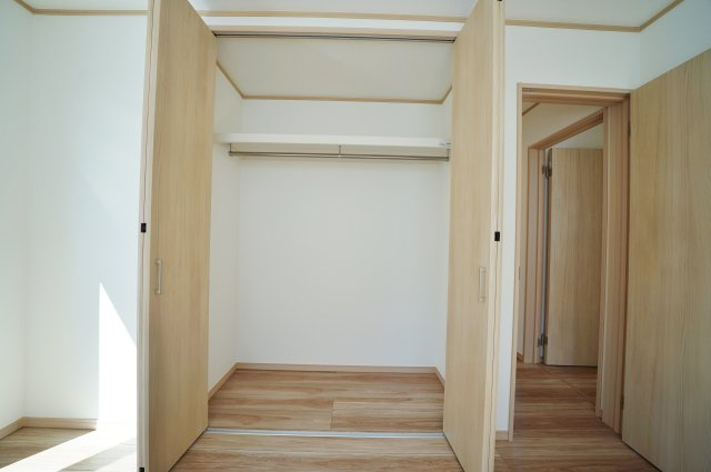 【保土ヶ谷駅徒歩10分、高台×静けさ】20帖LDKのゆとりある住まい】｜仲介手数料無料の収納|クローゼット付きで限られた空間を有効活用できる設計。衣類や日用品をしっかり収納でき、お部屋を広く使えるため、すっきりとした暮らしが実現します。