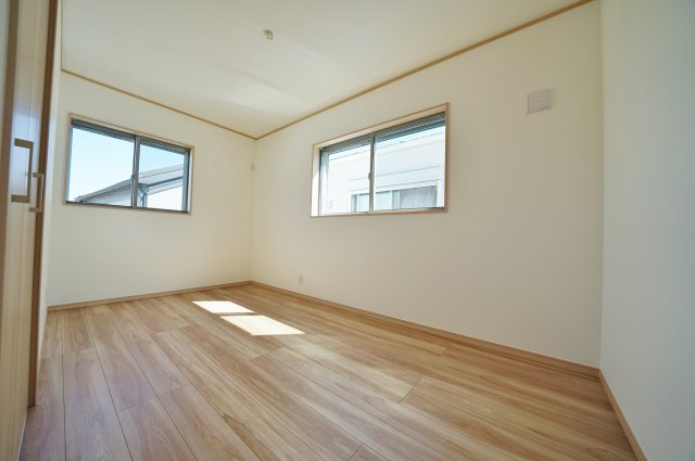 【保土ヶ谷駅徒歩10分、高台×静けさ】20帖LDKのゆとりある住まい】｜仲介手数料無料の洋室|ゆとりある6.1帖の洋室は2面採光で明るく開放的な空間。主寝室としても使いやすく、家具のレイアウトもしやすい形状。落ち着いた時間を過ごせる居室です。