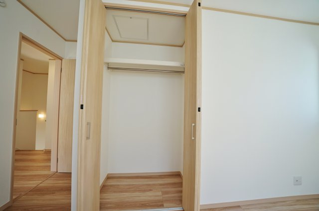 【保土ヶ谷駅徒歩10分、高台×静けさ】20帖LDKのゆとりある住まい】｜仲介手数料無料の収納|広さを確保したクローゼットで衣類や季節物もまとめて収納可能。整理整頓しやすく、お部屋の居住空間をしっかり確保できる使い勝手の良い設計です。