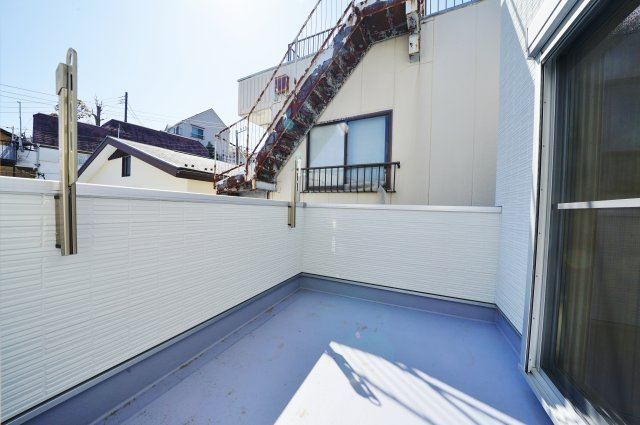 【保土ヶ谷駅徒歩10分、高台×静けさ】20帖LDKのゆとりある住まい】｜仲介手数料無料のバルコニー|ゆとりある広さを確保したバルコニーは洗濯物や布団干しもゆったり対応可能。壁面に囲まれプライバシーにも配慮されており、日当たりも良く、毎日の家事が快適に行える空間です。