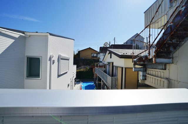 【保土ヶ谷駅徒歩10分、高台×静けさ】20帖LDKのゆとりある住まい】｜仲介手数料無料の展望|周辺は低層住宅が中心で視線の抜ける開放的な眺望。前面に大きな建物がなく、圧迫感の少ない住環境。空の広がりを感じながら、気持ちの良い時間を過ごせます。