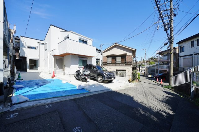 【保土ヶ谷駅徒歩10分、高台×静けさ】20帖LDKのゆとりある住まい】｜仲介手数料無料の前面道路含む現地写真|前面は交通量の少ない落ち着いた住環境で、小さなお子様のいるご家庭にも安心の立地。接道間口も広く、車の出し入れやすさも魅力。ゆとりある道路幅で開放感も感じられます。