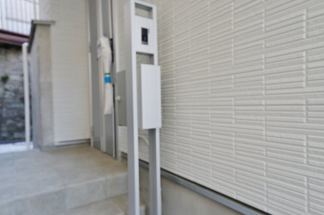 【保土ヶ谷駅徒歩10分、高台×静けさ】20帖LDKのゆとりある住まい】｜仲介手数料無料の設備|スタイリッシュなデザインの郵便ポストは、外観に調和しながら機能性も兼ね備えた仕様。玄関前に設置されており、動線もスムーズで荷物の受け取りも快適に行えます。