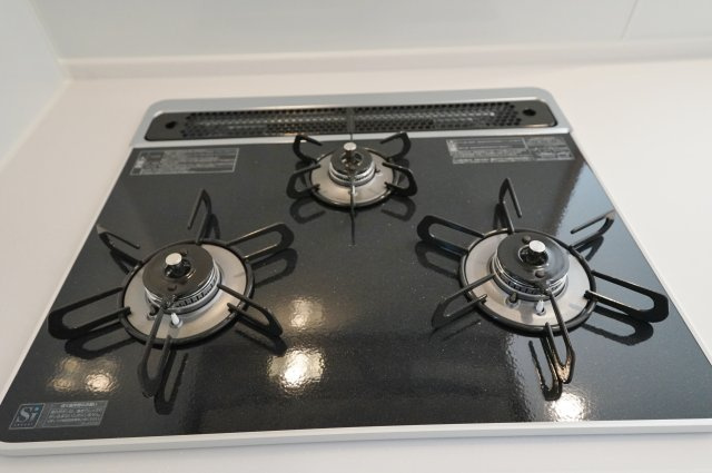 【保土ヶ谷駅徒歩10分、高台×静けさ】20帖LDKのゆとりある住まい】｜仲介手数料無料のキッチン|3口コンロで同時調理が可能。 効率よく料理ができ、忙しい朝や夕食準備もスムーズです。