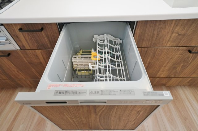 【保土ヶ谷駅徒歩10分、高台×静けさ】20帖LDKのゆとりある住まい】｜仲介手数料無料のキッチン|家事の負担を軽減してくれる食洗機を搭載。 食後の片付けもスムーズで、家族との時間をしっかり確保できます。