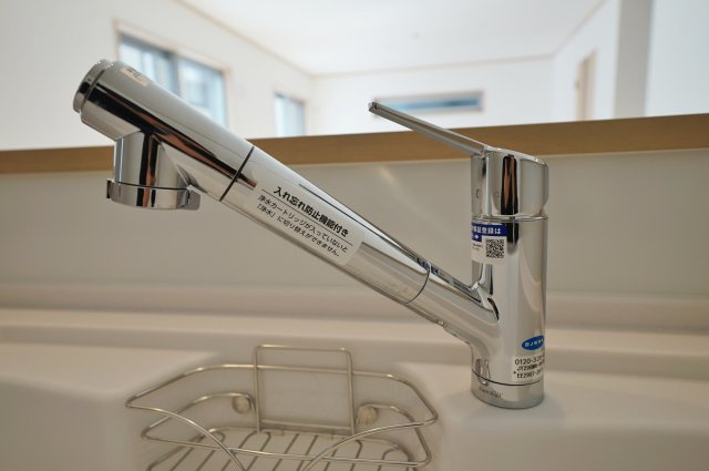 【保土ヶ谷駅徒歩10分、高台×静けさ】20帖LDKのゆとりある住まい】｜仲介手数料無料のキッチン|使い勝手の良いシャワー水栓を採用。 シンクの隅々まで洗いやすく、日々の家事も快適に行えます。