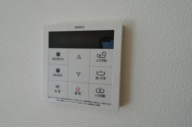 【保土ヶ谷駅徒歩10分、高台×静けさ】20帖LDKのゆとりある住まい】｜仲介手数料無料の発電・温水設備|追い焚き・自動湯はり機能付きで、いつでも快適なバスタイム。 ご家族の入浴時間が異なっても安心して使えます。