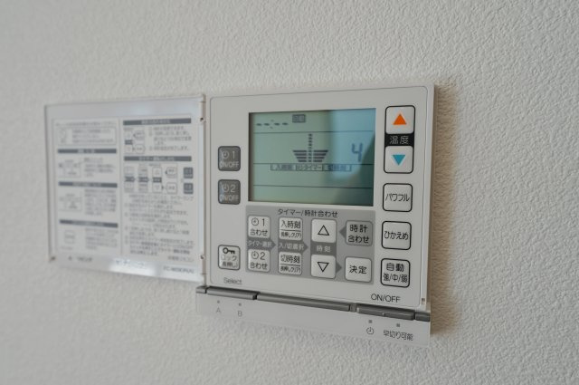 【保土ヶ谷駅徒歩10分、高台×静けさ】20帖LDKのゆとりある住まい】｜仲介手数料無料の冷暖房・空調設備|足元からやさしく暖める床暖房を採用し、冬でも快適に過ごせる住まい。空気を乾燥させにくく、ホコリも舞いにくいため、小さなお子様のいるご家庭にも安心の設備です。