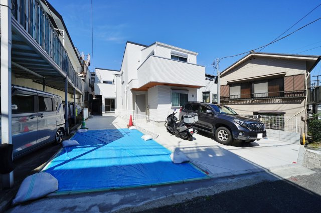 【保土ヶ谷駅徒歩10分、高台×静けさ】20帖LDKのゆとりある住まい】｜仲介手数料無料の外観|白を基調としたスタイリッシュな外観に加え、ゆとりある敷地配置で開放感のある住まい。駐車スペースも広く、車の出し入れもスムーズ。周囲との距離感もあり、落ち着いた住環境が魅力です。