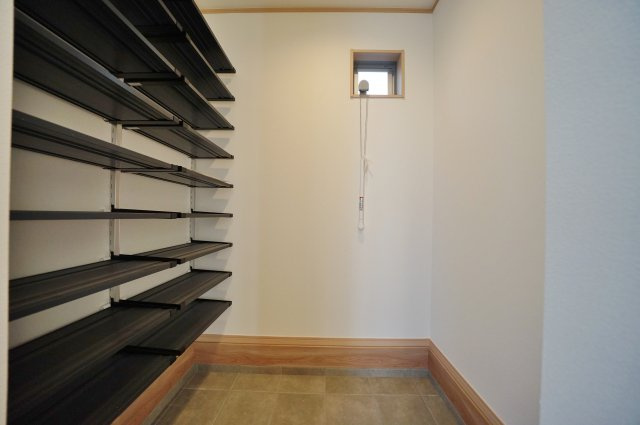 【保土ヶ谷駅徒歩10分、高台×静けさ】20帖LDKのゆとりある住まい】｜仲介手数料無料の収納|可動棚付きのシューズインクロークを設け、靴はもちろんベビーカーやアウトドア用品も収納可能。玄関まわりをすっきり保てる設計で、生活感を抑えた空間づくりができます。