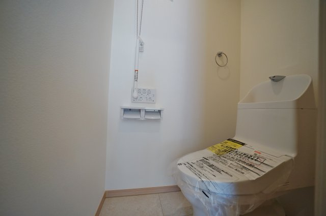 【保土ヶ谷駅徒歩10分、高台×静けさ】20帖LDKのゆとりある住まい】｜仲介手数料無料のトイレ|シンプルで清潔感のあるトイレ空間に加え、独立した配置で来客時も使いやすい設計。手洗いスペースもあり、使い勝手に配慮。毎日気持ちよく使える落ち着いた空間です。