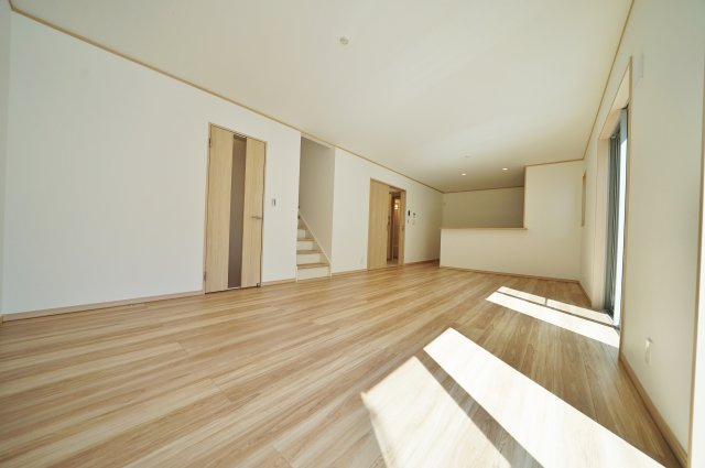 【保土ヶ谷駅徒歩10分、高台×静けさ】20帖LDKのゆとりある住まい】｜仲介手数料無料の居間・リビング|開口部が広く陽当たりの良いLDKは、自然光がたっぷり差し込む明るい空間。リビングとダイニングをゆったり配置できる広さで、家族が集まる心地よい空間を演出します。