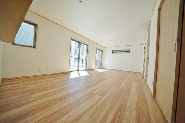 【保土ヶ谷駅徒歩10分、高台×静けさ】20帖LDKのゆとりある住まい】｜仲介手数料無料の居間・リビング|ゆとりある広さのLDKは家具の配置もしやすく、ライフスタイルに合わせた使い方が可能。対面キッチンから全体を見渡せる設計で、家族との会話も自然と生まれます。