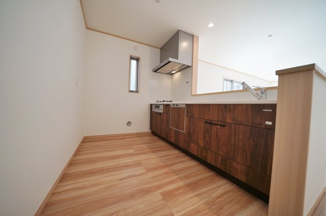 【保土ヶ谷駅徒歩10分、高台×静けさ】20帖LDKのゆとりある住まい】｜仲介手数料無料のキッチン|対面式キッチンでリビング全体を見渡せる開放的な設計。作業スペースも広く、家族との会話を楽しみながら料理ができます。収納力もあり、使い勝手の良いキッチン空間です。