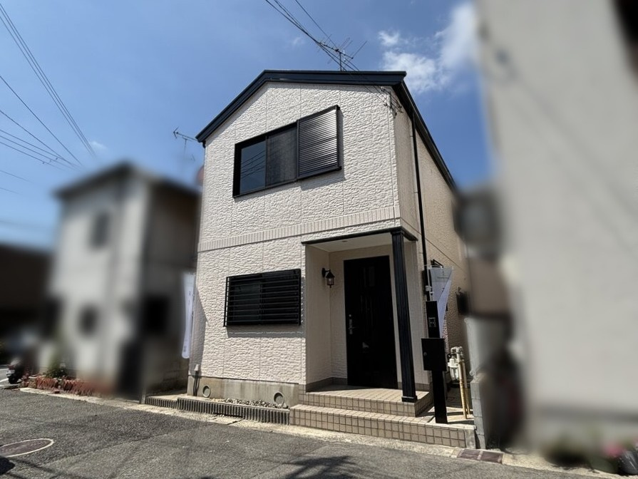 西蔵町 リフォーム済 一戸建の外観|芦屋の閑静な住宅街・西蔵町に佇む軽量鉄骨造の一戸建
大和ハウス工業施工の上質な住環境と利便性を兼ね備えた、落ち着いた暮らしを叶える一邸です