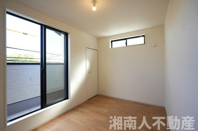 藤沢市鵠沼海岸３丁目５４２８新築戸建の洋室|明るい洋室です