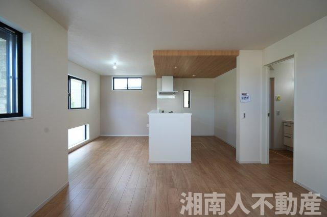 藤沢市鵠沼海岸３丁目５４２８新築戸建の居間・リビング|おしゃれな居間です