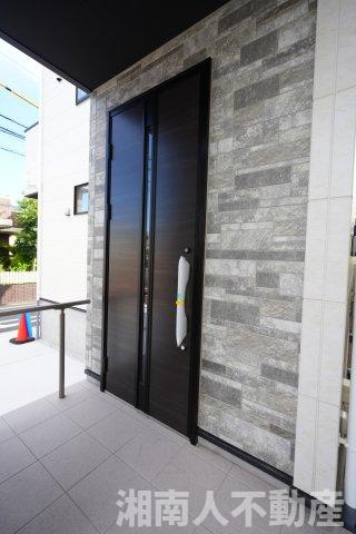 藤沢市鵠沼海岸３丁目５４２８新築戸建の玄関|ゆったりとした玄関です