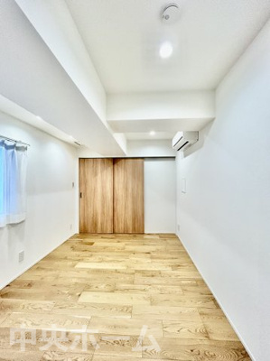 【寝室】 | キャッスルマンション両国 | 【寝室】心と体をゆったりと安らげる主寝室。寝室のゆとりが大きい分だけ、暮らしの安らぎは深まります。一日の疲れを癒すだけでなく、ご夫婦の親密な語らいを紡ぎ出します