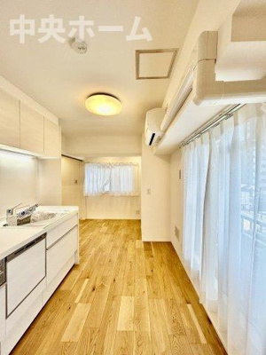 【キッチン】 | キャッスルマンション両国 | 【システムキッチン】ワイドで収納豊富な使い勝手の良いシステムキッチンには、食洗器や伸縮タイプのキッチン水栓、三ツ口コンロ・魚焼きグリルなどの便利な設備が標準完備されています。