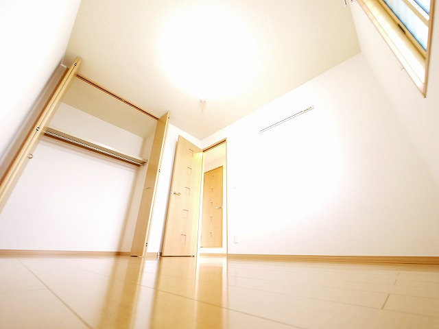 マ・メゾン榮　Ⅲの玄関|収納もある玄関です