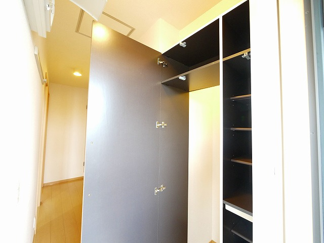 マ・メゾン榮　Ⅲの玄関|ゆったりとした玄関です